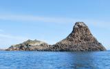 Faraglione grande e Isola Lachea (in evidenza i basalti colonnari del faraglione)
