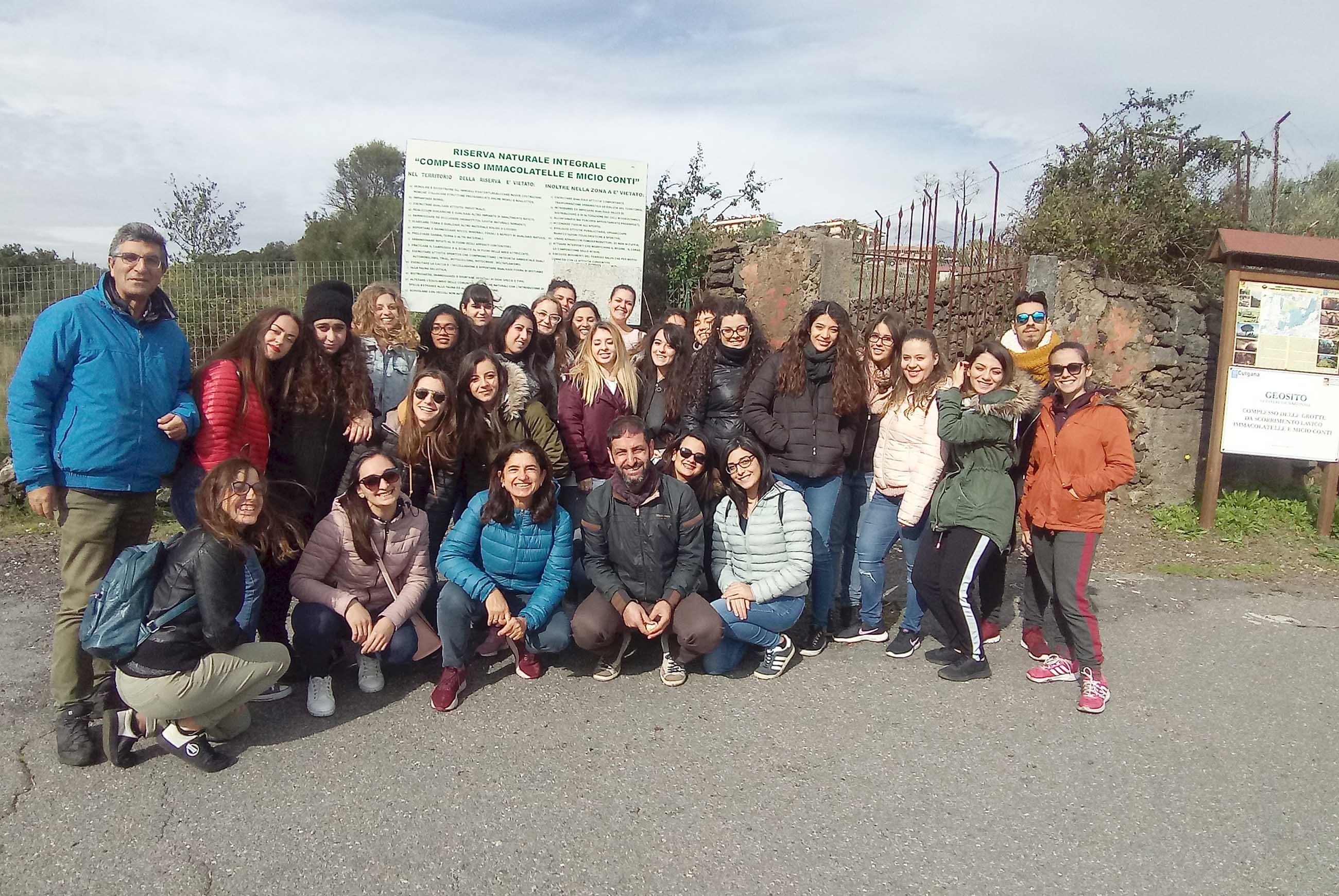 Nelle foto gli studenti universitari insieme con i docenti e il personale del Cutgana