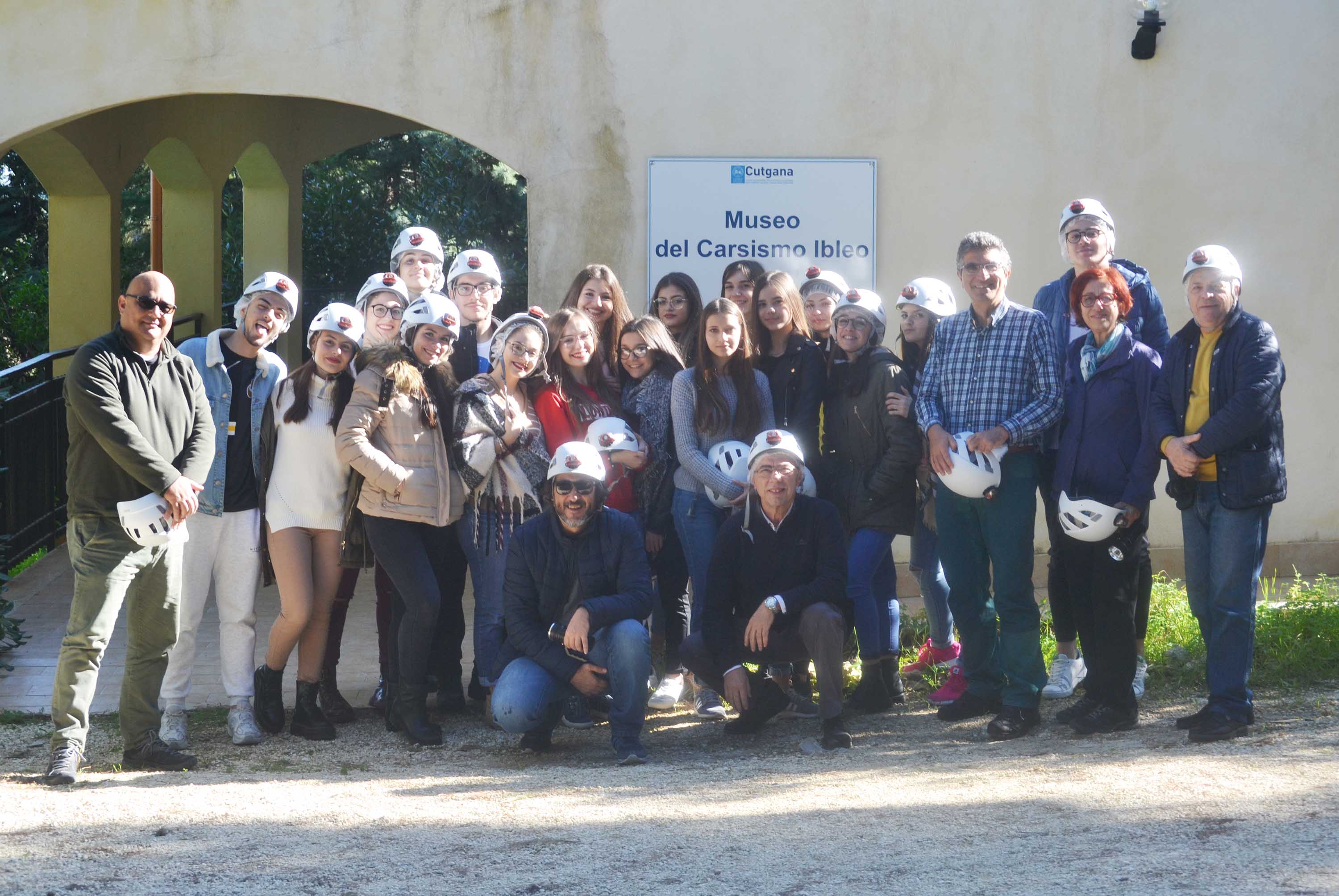 Studenti e docenti con il personale del Cutgana