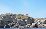 Un particolare dell’Isola Lachea (in evidenza il contrasto tra la marna di colore bianco e il colore nero del basalto)